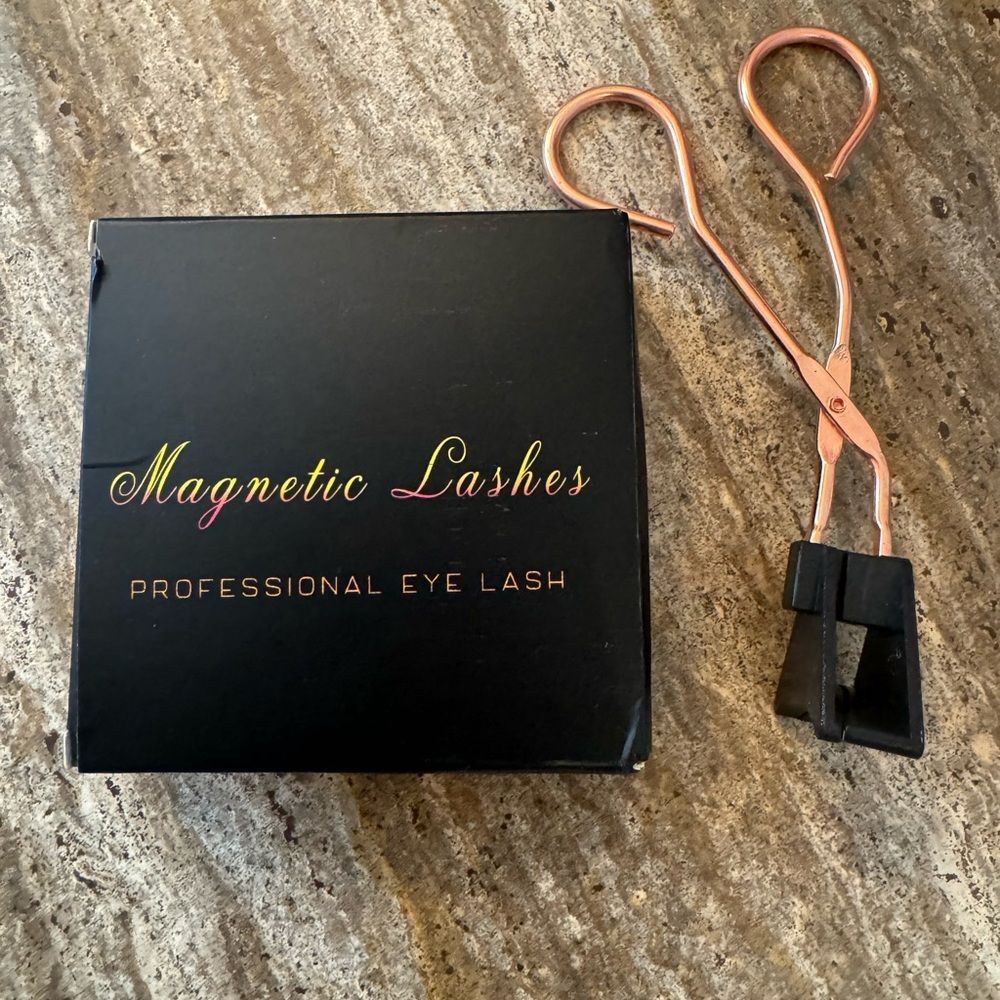 Magnetic Lashes!! Never worn! Applicator included!